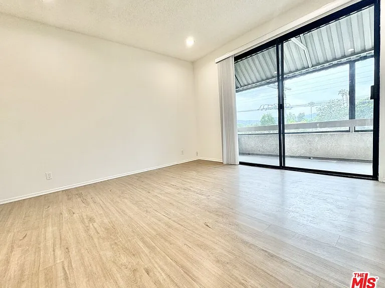 12235 Magnolia Blvd #306 — Photo 4
