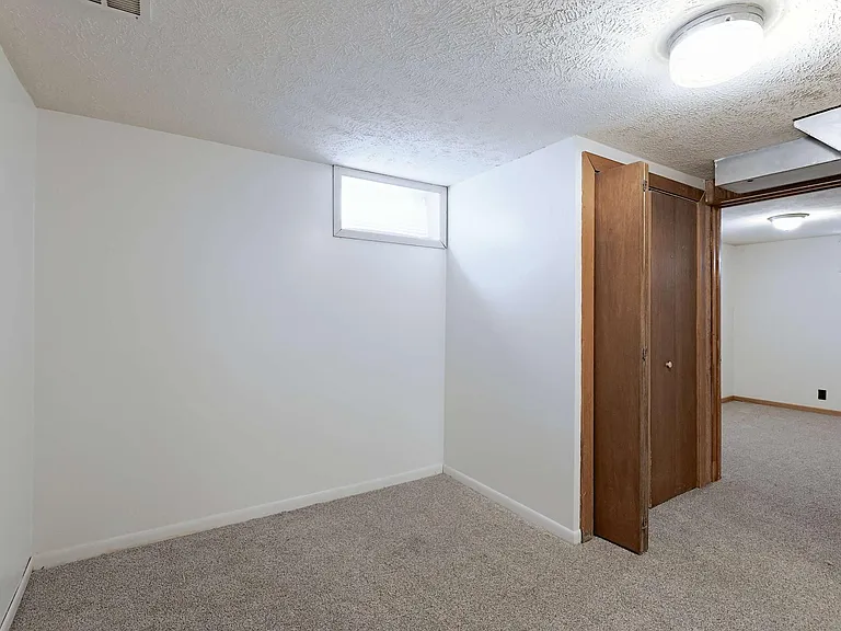 940 S 48th St — Photo 33