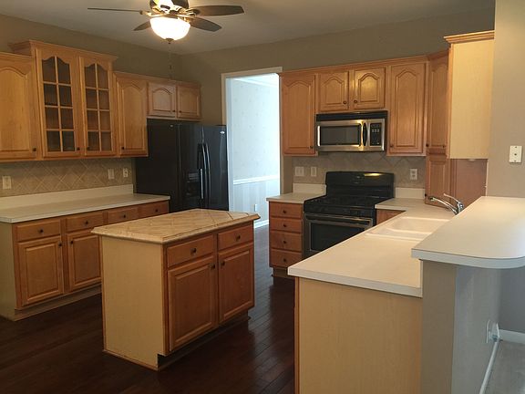 Large kitchen w/island & bar