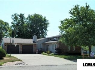 560 Maywood Dr, Lincoln, IL 62656