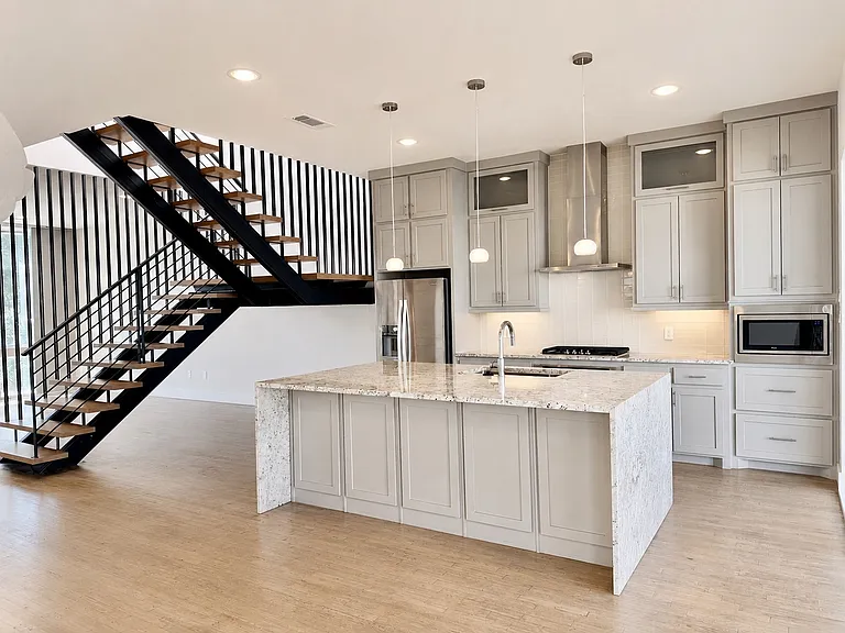 207 Adrian Dr — Photo 4