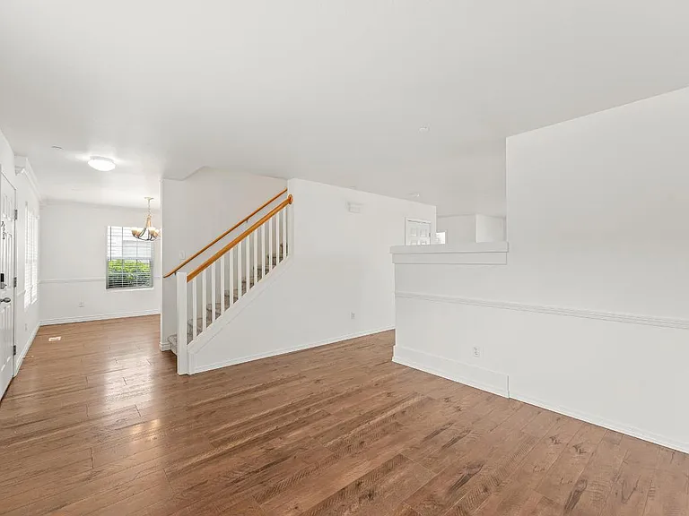 2429 Tolmie Ave — Photo 5