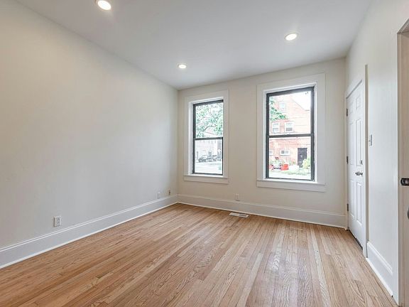 4th image of 2301 N Leavitt St #2