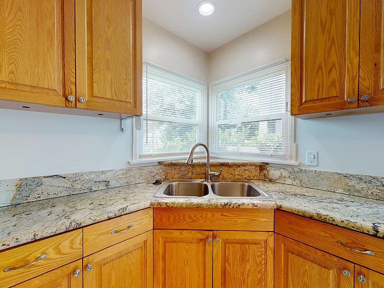 1502 N Hollywood Way #A — Photo 10