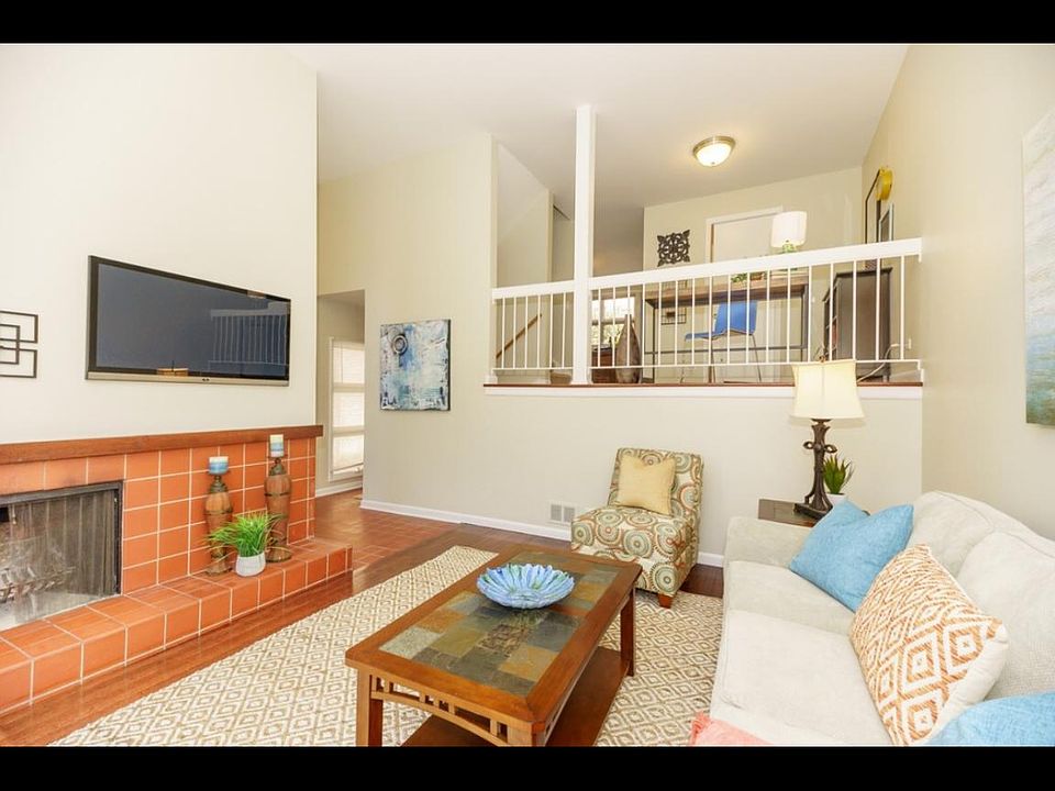 1st image of 918 Hinman Ave APT B