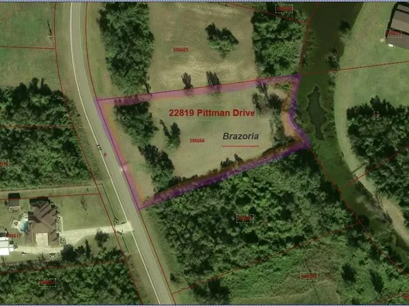 22819 Pittman Dr, Angleton, TX 77515
