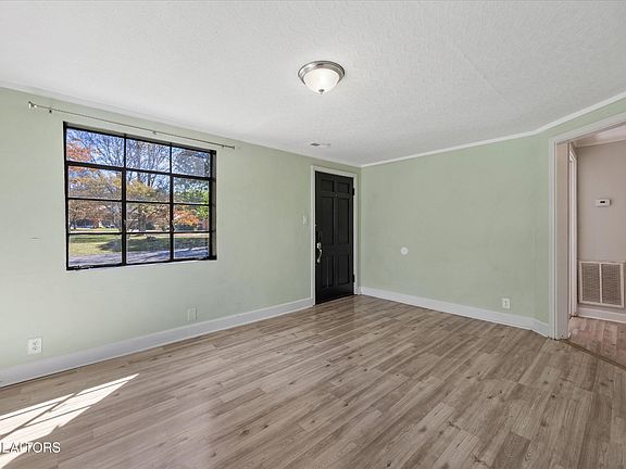 4th image of 101 Freemont Cir
