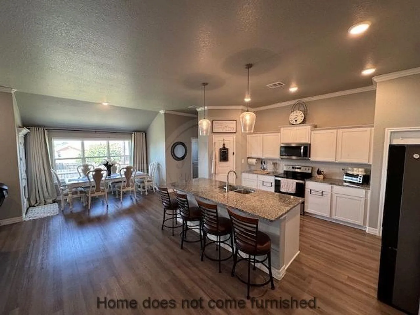 Modern 3-Bedroom Home — Photo 4