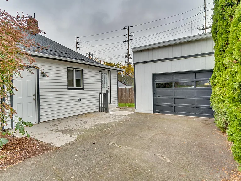 614 E 20th St — Photo 3