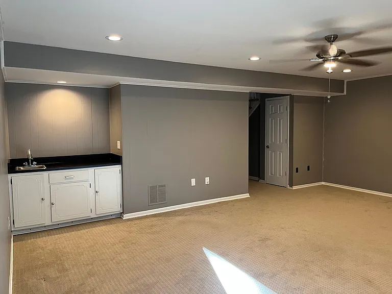 Basement - family room & wet bar