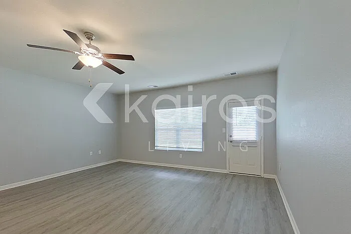4 bed, 2.0 bath, 2101 sqft, $1,925 — Photo 4