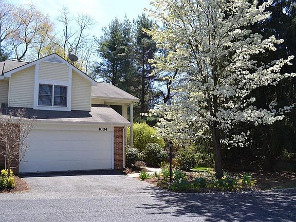 2nd image of 1004 Evergreen Way