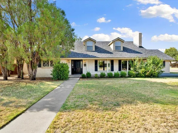 230 Willowwood Ln, Levelland, TX 79336