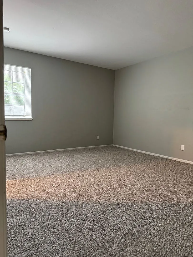 1 Bedroom 1 Bath Apartment Available — Photo 4