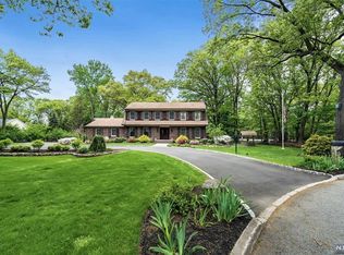 253 Bayberry Ln, Franklin Lakes, NJ 07417