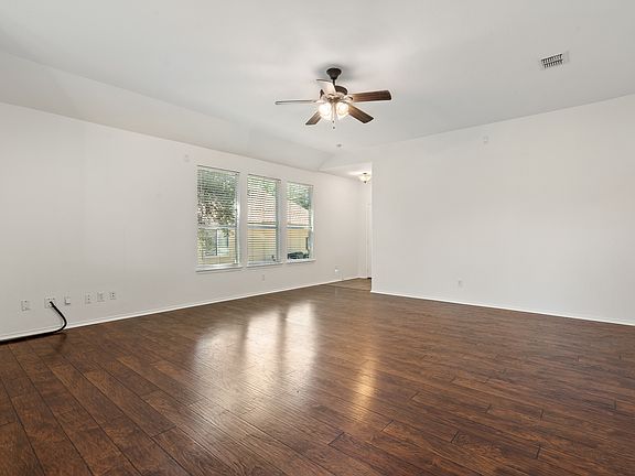 5th image of 2214 Meadow View Dr