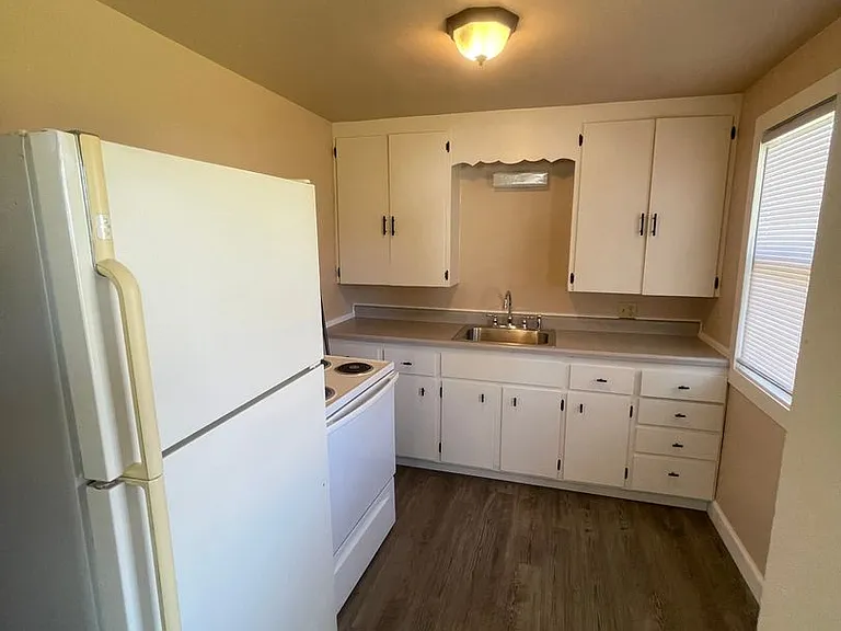 1050 Hiatt St — Photo 10