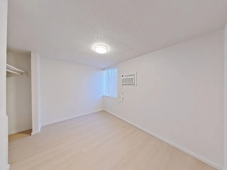 University Manor - Newly Renovated Units just a short walk from Campus! — Photo 79