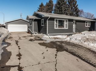 2622 Crescent Dr, Grand Forks, ND 58201