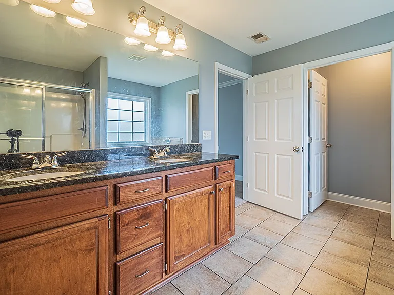 2740 Foxcroft Cir — Photo 33