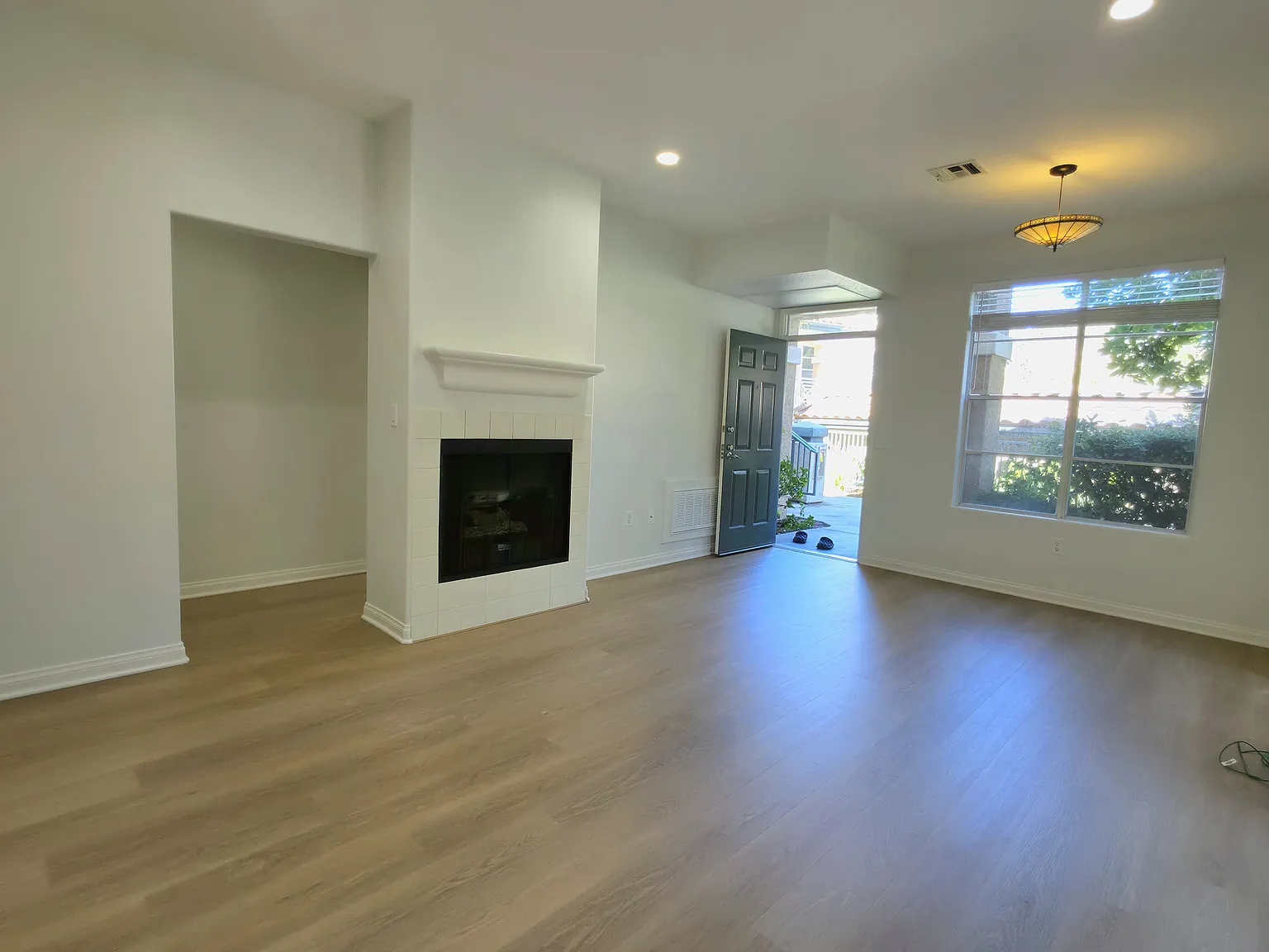 2 bed, 944 sqft, $3,275 — Photo 2