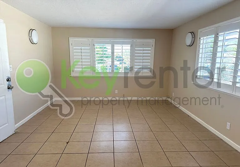 242 Santiago Ave — Photo 8