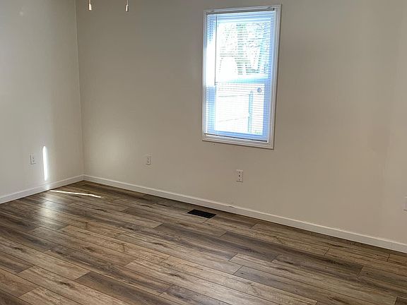 3rd image of 941 Goss Ave #1