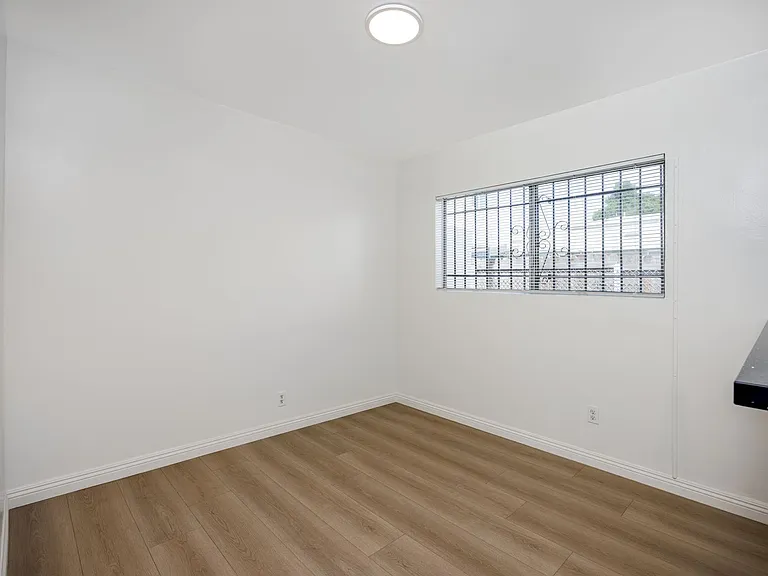 3620 S Budlong Ave — Photo 10