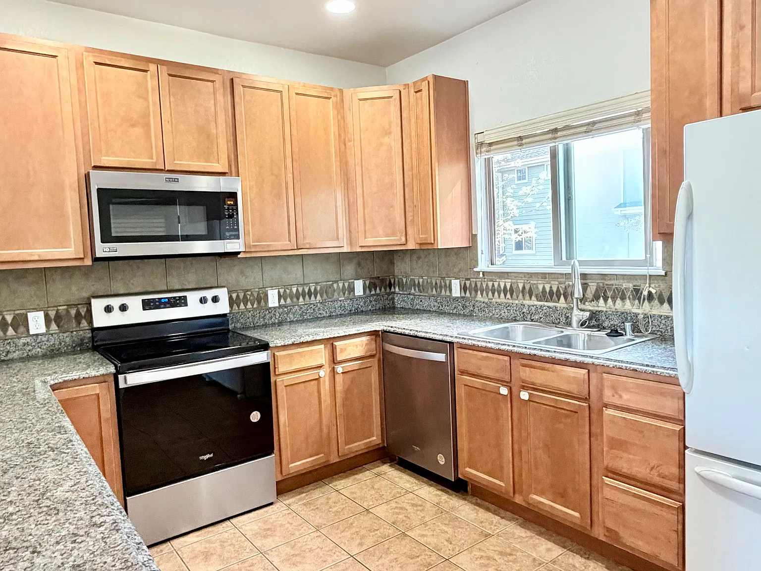 2 bed, 2.5 bath, 1279 sqft, $2,100 — Photo 2