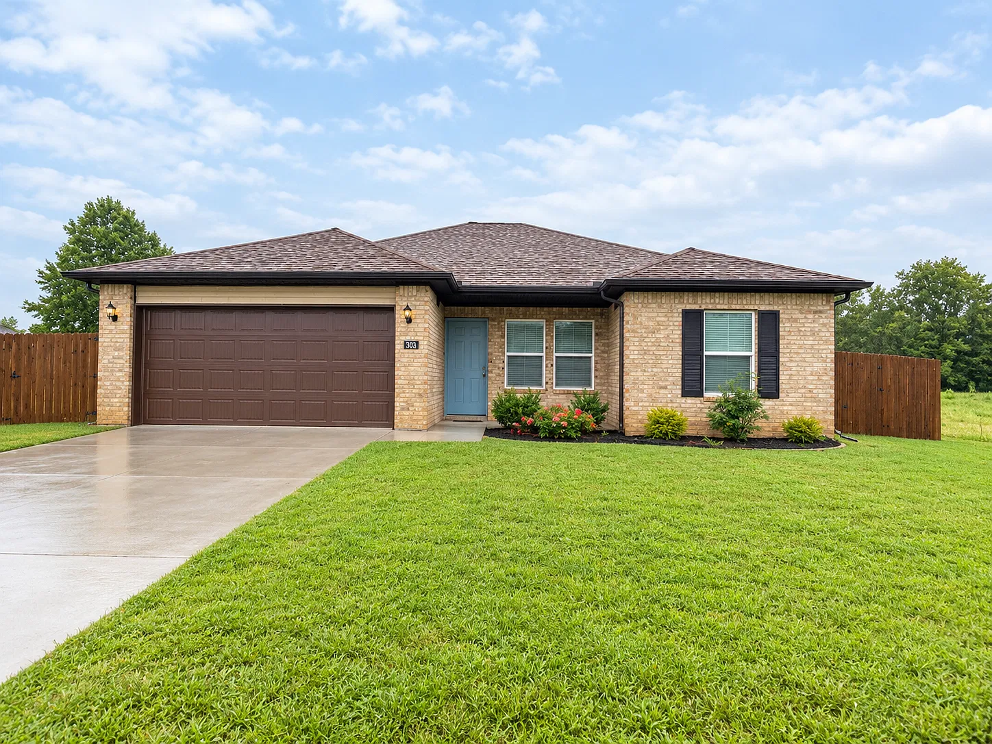 303 Magnolia Ct — Photo 1
