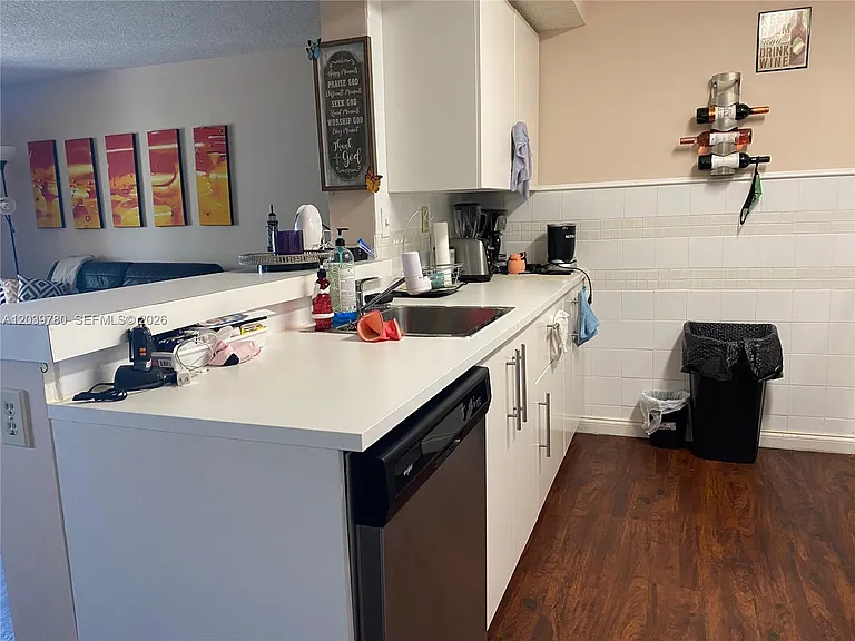 450 Palm Cir W #301 — Photo 7