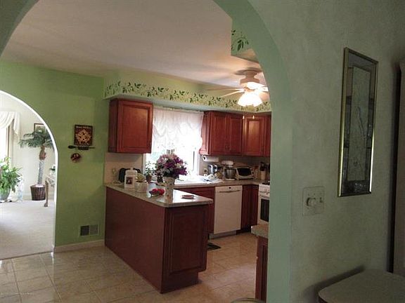 5th image of 700 Princess Ct