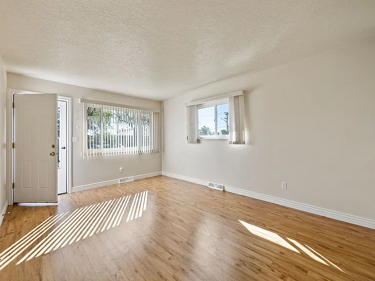 821 35th Avenue Ct — Photo 3