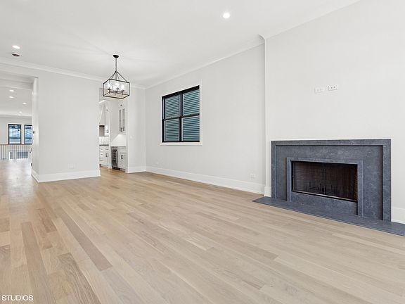 3rd image of 4117 N Oakley Ave