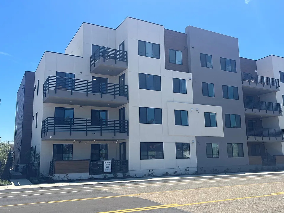 401 W Grand Ave #401