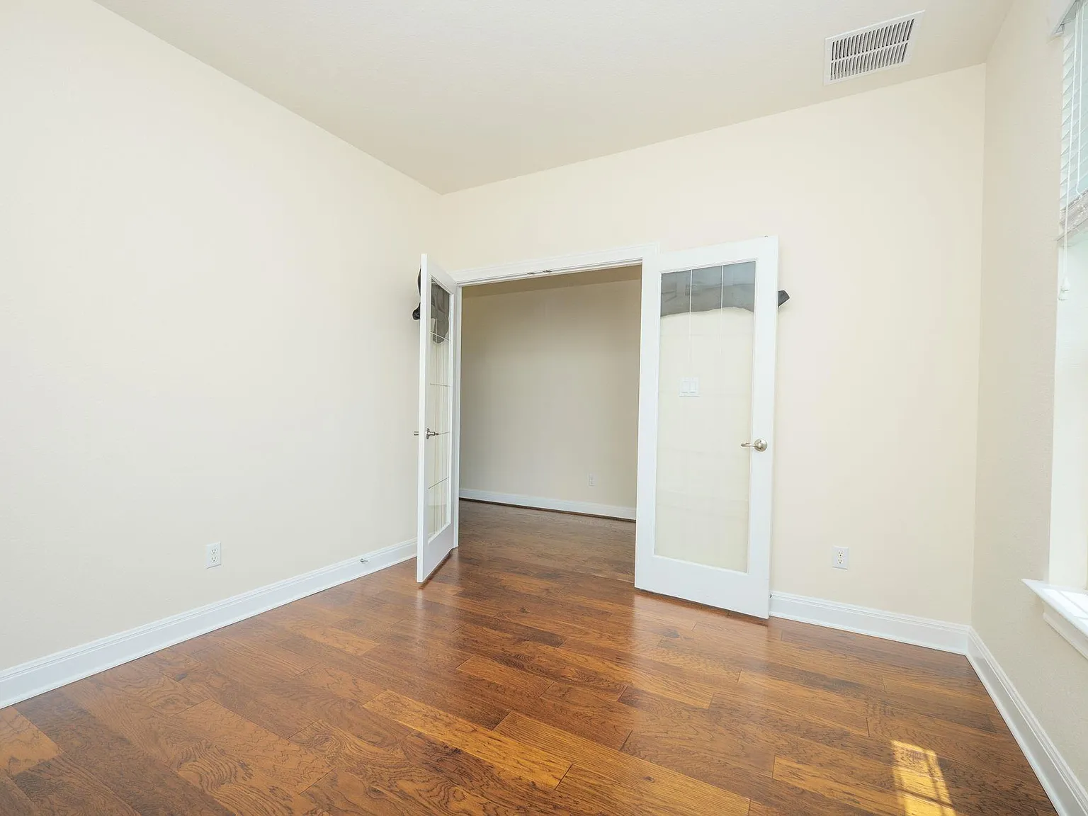 5 bed, 3.5 bath, 3780 sqft, $3,350 — Photo 4