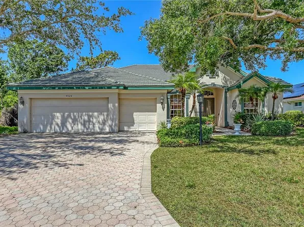 4920 Woodhurst Dr, Sarasota, FL 34243