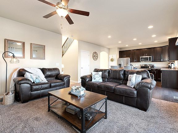 4th image of 627 Vermilion Peak Dr