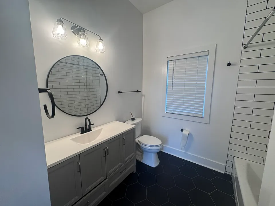 Bathroom with tub shower