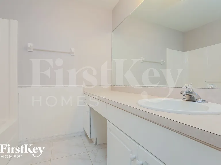 215 Mossrosse St — Photo 13