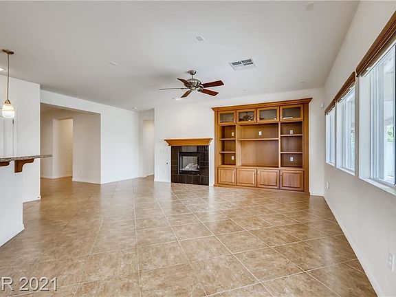 5th image of 1068 Oak Fair St