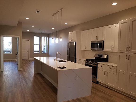 2nd image of 1154-1 W Grand Ave #2