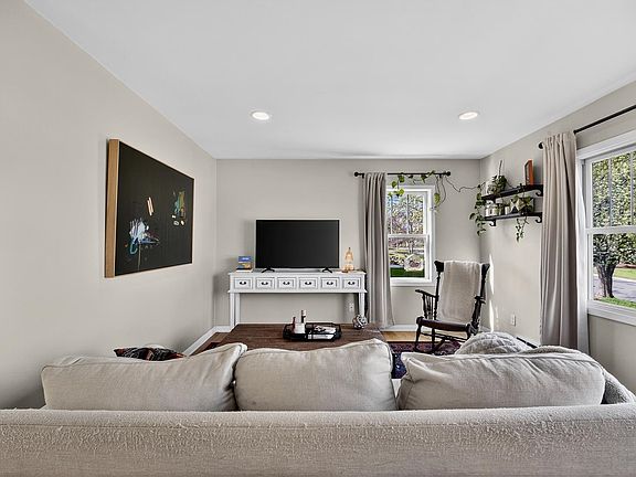 5th image of 405 N Meadow Ln