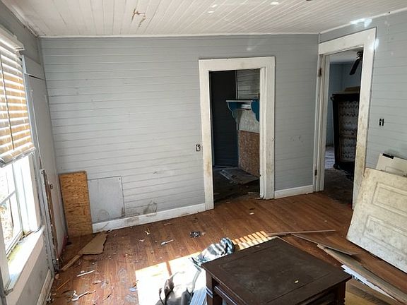 4th image of 158 Chapman St