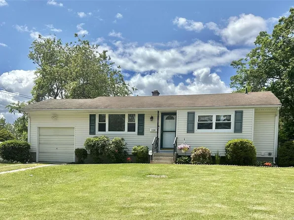 220 Sugarwood Lane, Central Islip, NY 11722
