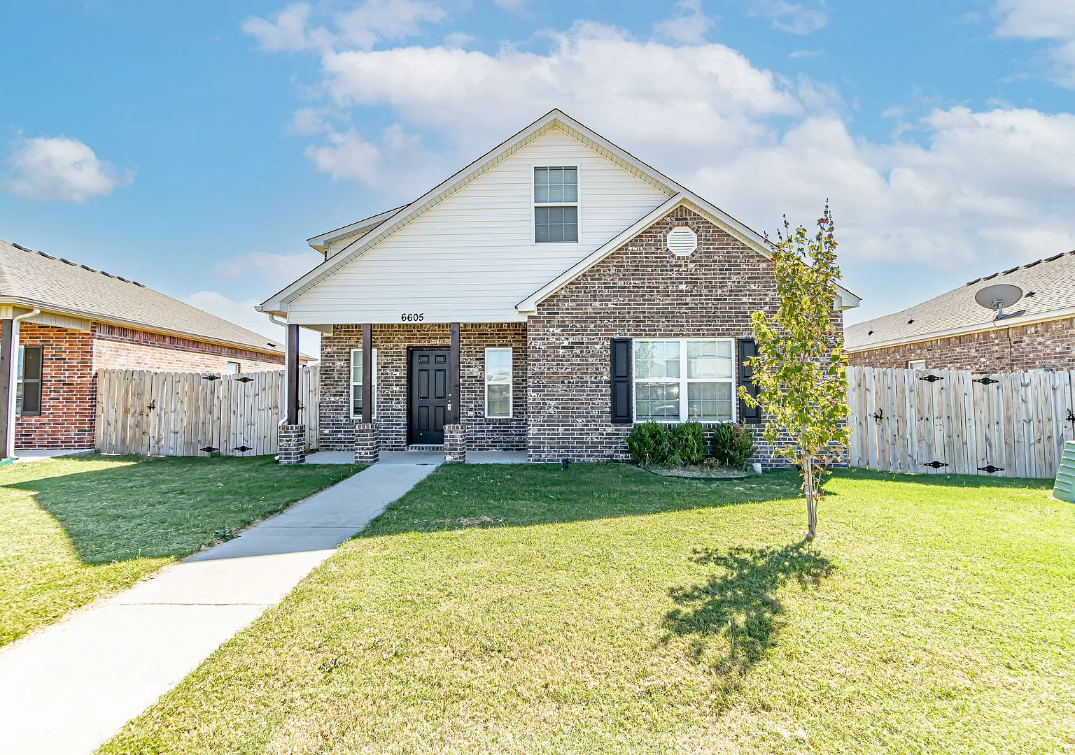 Welcome to this stunning 3-bedroom, 3-bathroom home located in the heart of Bentonville — Photo 1