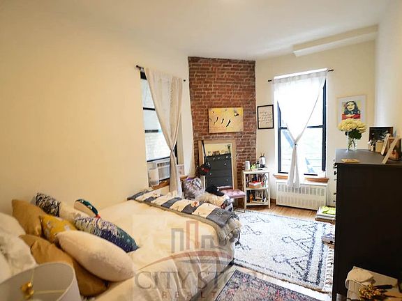 2nd image of 101 W 77th St APT 1A