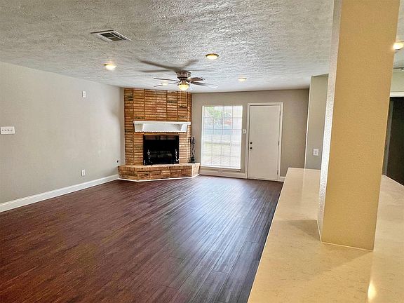 5th image of 415 Sevenhampton Ln