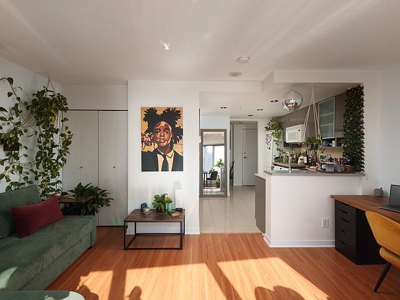 4th image of 928 Beatty St #3001