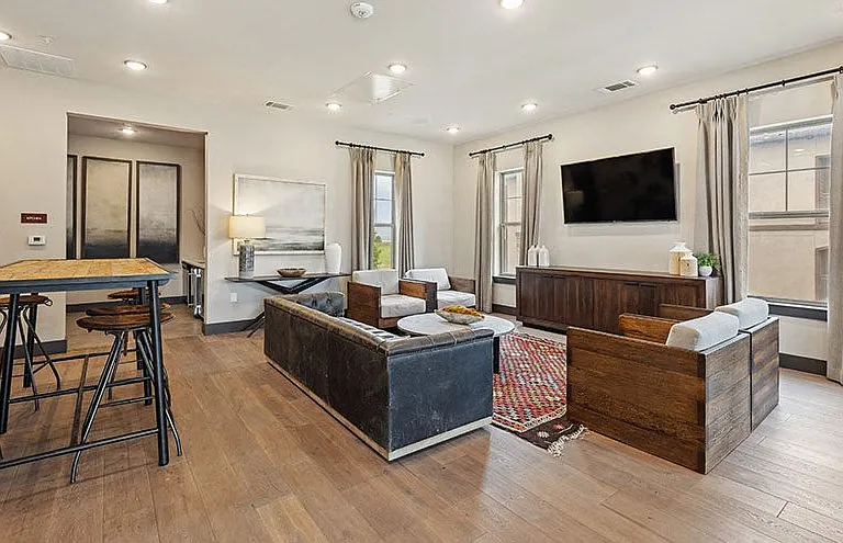 Junction Crossing Apartments — Photo 11